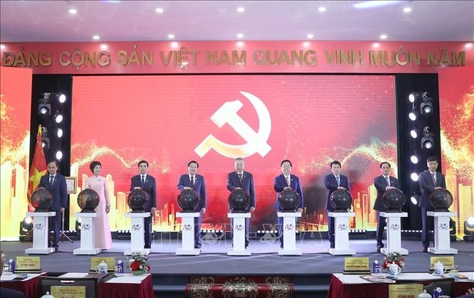 Tổng Bí thư Tô Lâm và các đại biểu thực hiện nghi thức khai trương trang thông tin Đại hội đại biểu toàn quốc lần thứ XIV của Đảng. Ảnh: TTXVN.