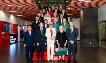 Toàn quyền Australia cùng đại diện Đại học RMIT và các cơ quan chính phủ của Australia và Việt Nam. Ảnh: RMIT
