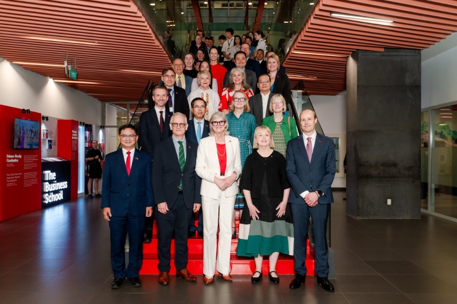 Toàn quyền Australia cùng đại diện Đại học RMIT và các cơ quan chính phủ của Australia và Việt Nam. Ảnh: RMIT
