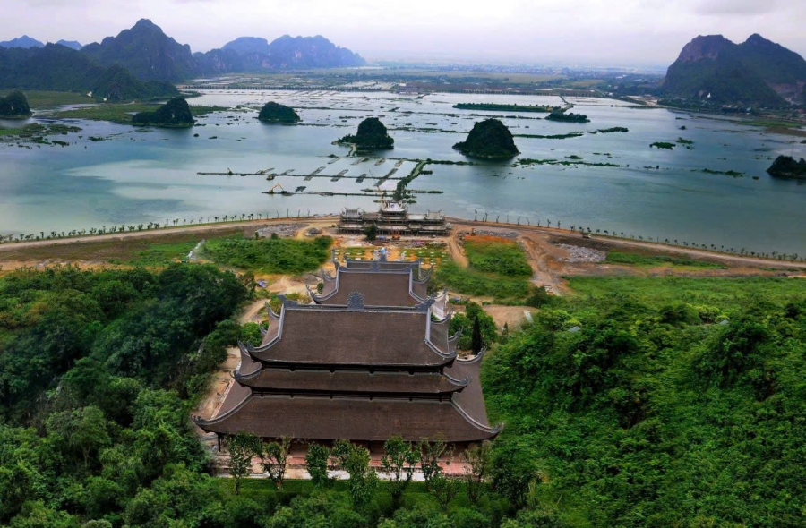 Quần thể Tam Chúc tọa lạc tại phường Tam Chúc.