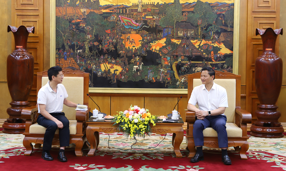 Chủ tịch UBND tỉnh Bắc Ninh, Vương Quốc Tuấn, trao đổi với lãnh đạo Tập đoàn Desay - Ảnh: Trịnh Lan.
