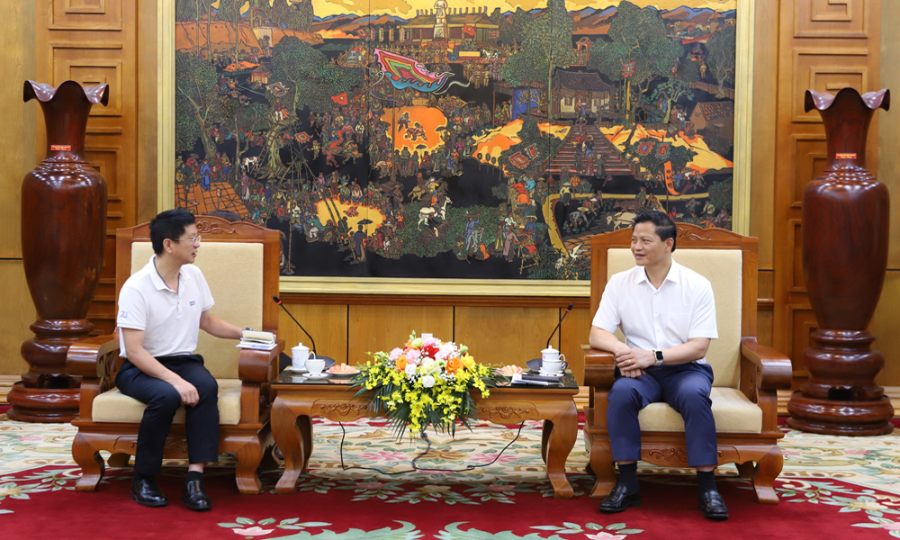 Chủ tịch UBND tỉnh Bắc Ninh, Vương Quốc Tuấn, trao đổi với lãnh đạo Tập đoàn Desay - Ảnh: Trịnh Lan. 