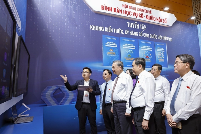 Tổng Bí thư Tô Lâm, Chủ tịch Quốc hội Trần Thanh Mẫn tham quan trưng bày “Quốc hội số” tại hội nghị - Ảnh: TTXVN