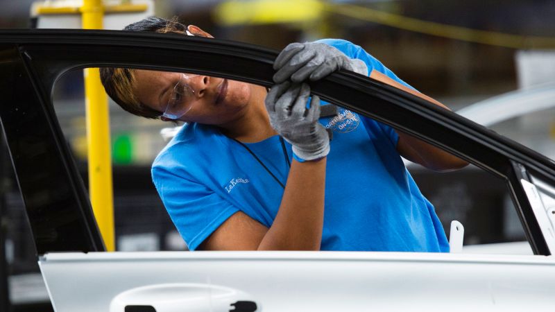 <i>Ford, hãng sản xuất 80% số xe bán ra tại Mỹ, là hãng lên tiếng mạnh mẽ nhất khi chỉ trích bất lợi cạnh tranh do các thỏa thuận thương mại gây ra. Stellantis, có trụ sở chính tại Hà Lan, và GM, công ty nhập khẩu một số mẫu xe phổ biến từ Hàn Quốc, đã có phản ứng khá dè dặt.</i>