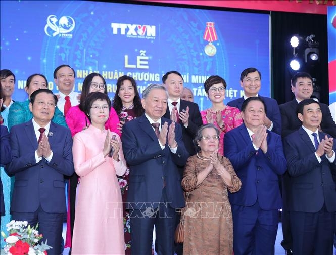 Tổng Bí thư Tô Lâm, các đồng chí lãnh đạo Đảng, Nhà nước với cán bộ, phóng viên TTXVN trong Lễ kỷ niệm. Ảnh: TTXVN.