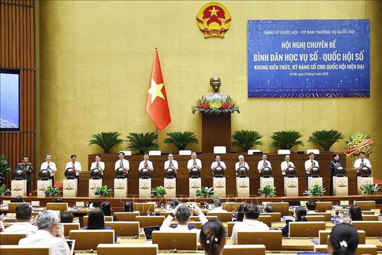 Tổng Bí thư Tô Lâm, Thủ tướng Chính phủ Phạm Minh Chính, Chủ tịch Quốc hội Trần Thanh Mẫn và đại biểu thực hiện nghi thức Khai trương ứng dụng “Nền tảng trực tuyến học tập suốt đời của Quốc hội” – Nền tảng “Bình dân học vụ số - Quốc hội số” - Ảnh: TTXVN