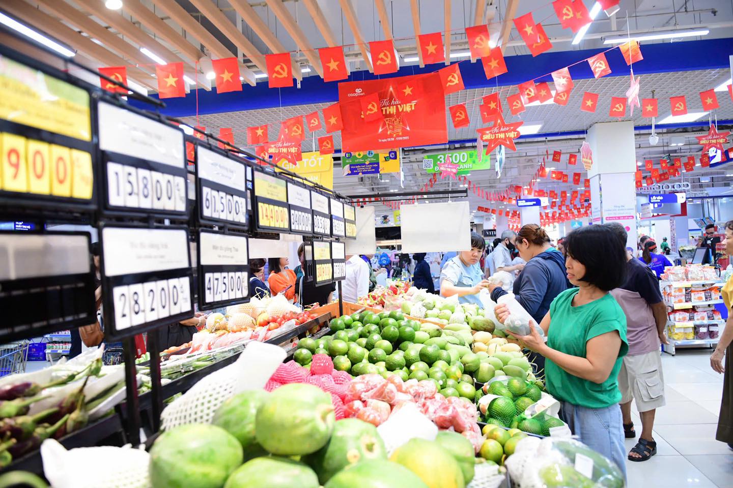 Hệ thống siêu thị Co.op Mart triển khai chương trình kích cầu tập trung vào hàng Việt.