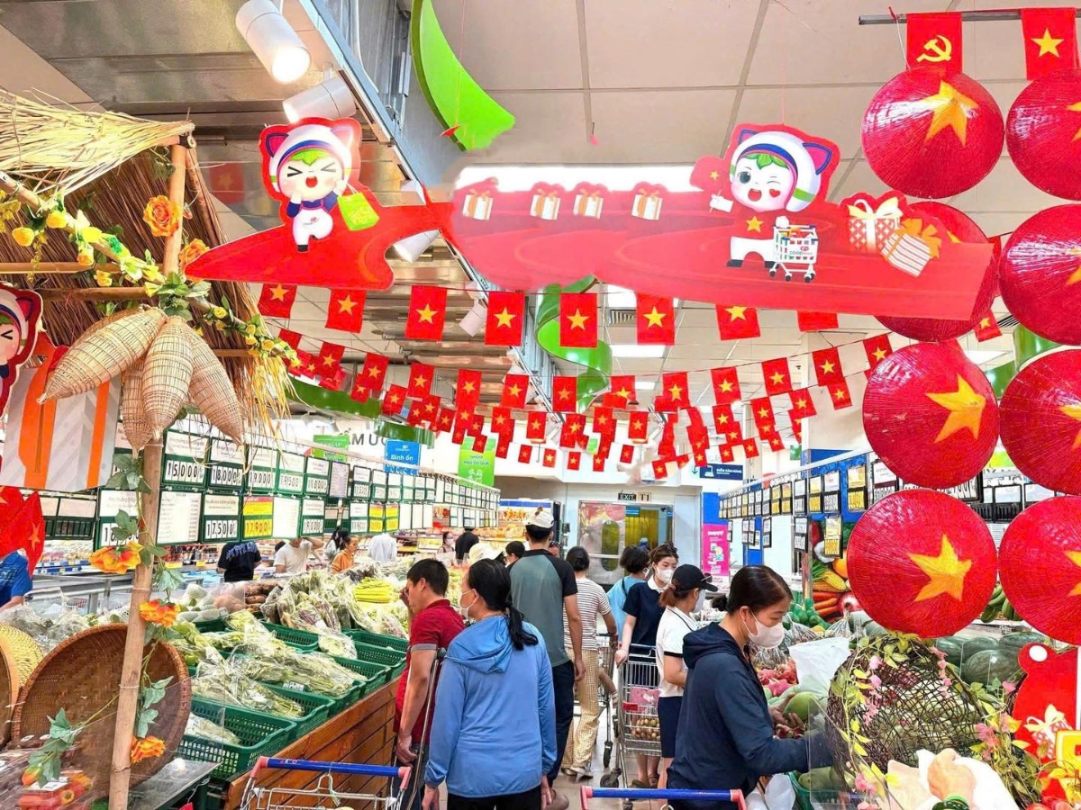 Hệ thống siêu thị trên cả nước hiện đồng loạt tổ chức chương trình khuyến mại cho hàng nghìn sản phẩm hàng Việt.