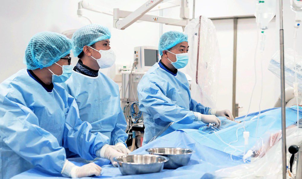 Chiến lược "câu giờ" trong ca bệnh hiếm cho thấy hiệu quả trong việc cân bằng giữa hai nguy cơ lớn: huyết khối và chảy máu.