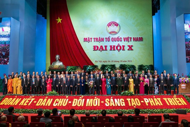 Ra mắt Đoàn Chủ tịch Ủy ban Trung ương MTTQ Việt Nam khóa X. Ảnh: Mặt trận.