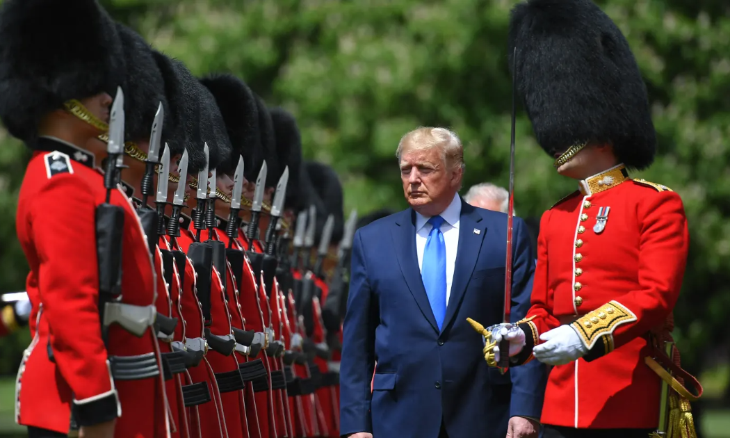 Tổng thống Mỹ Donald Trump duyệt đội danh dự trong lễ đón tại Cung điện Buckingham, London trong chuyến thăm cấp nhà nước tới Anh vào tháng 6/2019 - Ảnh: Getty Images