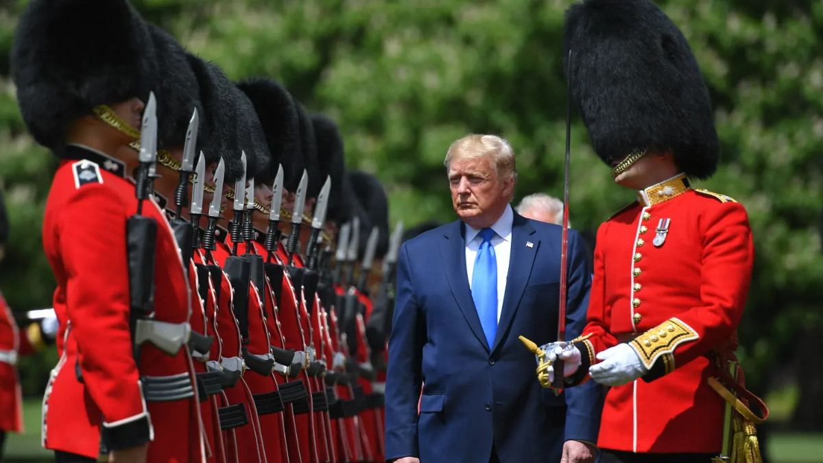 Tổng thống Mỹ Donald Trump duyệt đội danh dự trong lễ đón tại Cung điện Buckingham, London trong chuyến thăm cấp nhà nước tới Anh vào tháng 6/2019 - Ảnh: Getty Images