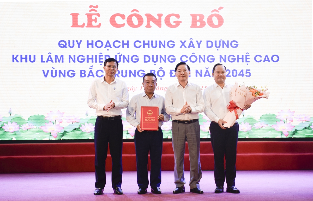 Phó Cục trưởng Cục Lâm nghiệp và Kiểm lâm Nguyễn Văn Diện trao Quyết định số 746/QĐ-TTg phê duyệt Đồ án Quy hoạch chung xây dựng Khu lâm nghiệp ứng dụng công nghệ cao vùng Bắc Trung Bộ đến năm 2045 cho lãnh đạo tỉnh Nghệ An.