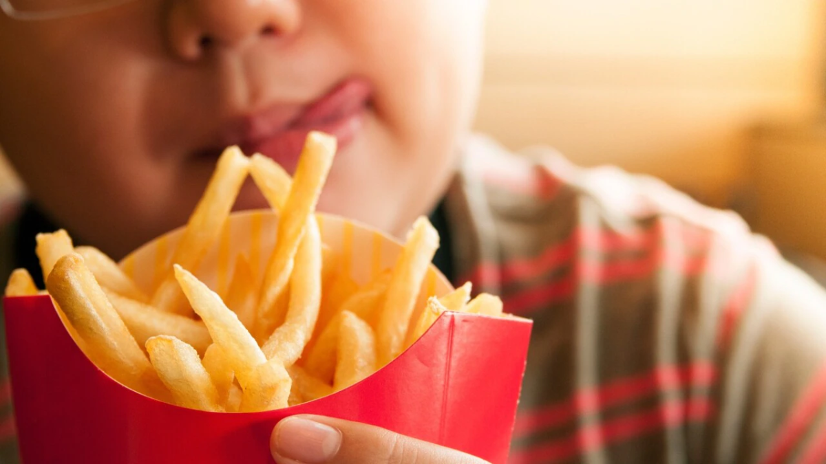 Chiến dịch tiếp thị đồ ăn vặt rầm rộ, nhãn mác gây hiểu lầm... đang thúc đẩy cuộc khủng hoảng thừa cân.