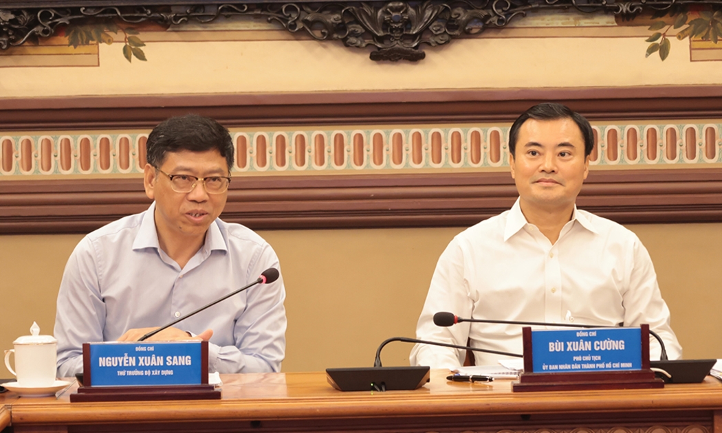 Thứ trưởng Bộ Xây dựng Nguyễn Xuân Sang và Phó Chủ tịch UBND TP. Hồ Chí Minh Bùi Xuân Cường tại buổi làm việc.
