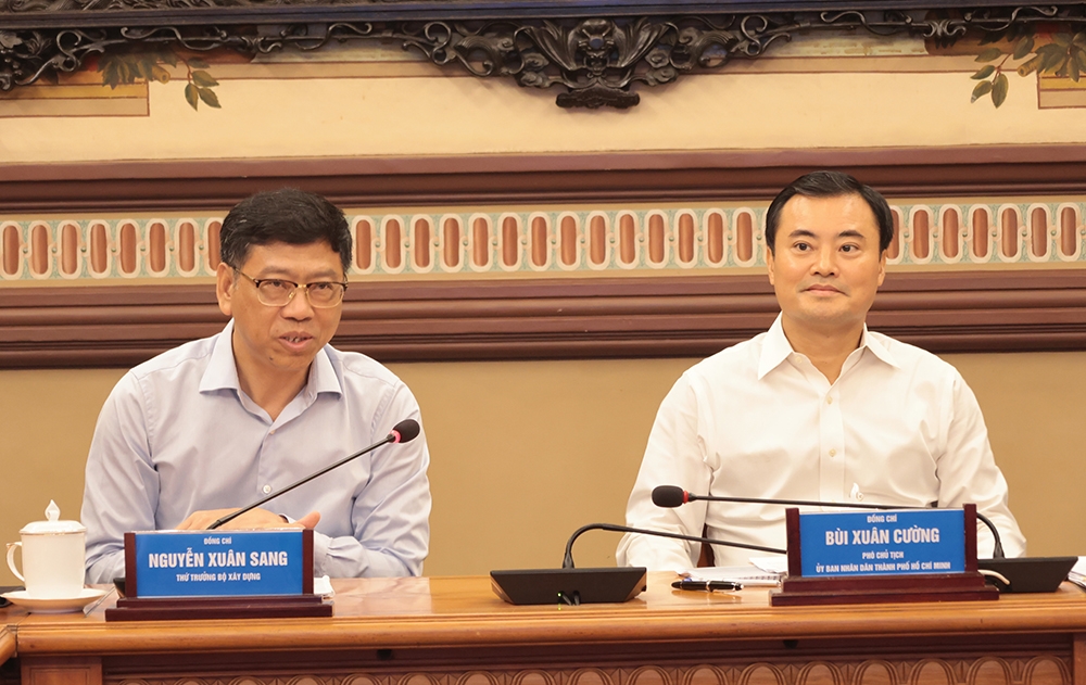 Thứ trưởng Bộ Xây dựng Nguyễn Xuân Sang và Phó Chủ tịch UBND TP. Hồ Chí Minh Bùi Xuân Cường tại buổi làm việc.