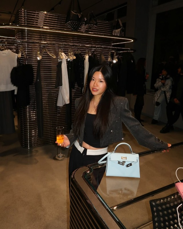 Influncer giàu có&nbsp;Mei Leung thậm chí còn từng đăng cả ảnh chụp màn hình sao kê thẻ tín dụng.