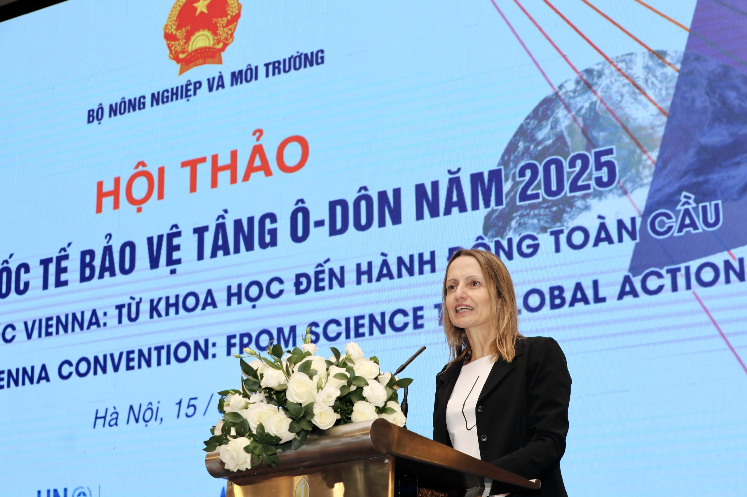 Bà Tina Chondraki Birmpili, Trưởng Ban điều hành Quỹ Đa phương thi hành Nghị định thư Montreal: tầng ô-dôn có vai trò đặc biệt trong việc bảo vệ con người. (Ảnh Việt Dũng).