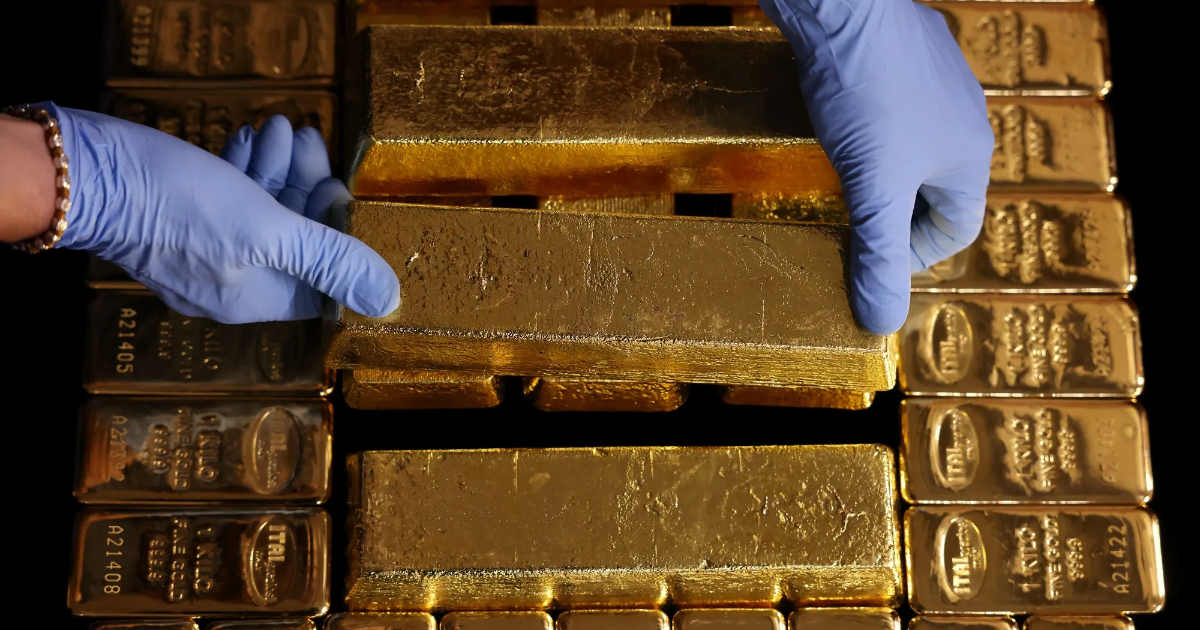 Vàng trượt giá sau phát biểu của một quan chức Fed, SPDR Gold Trust bán ròng