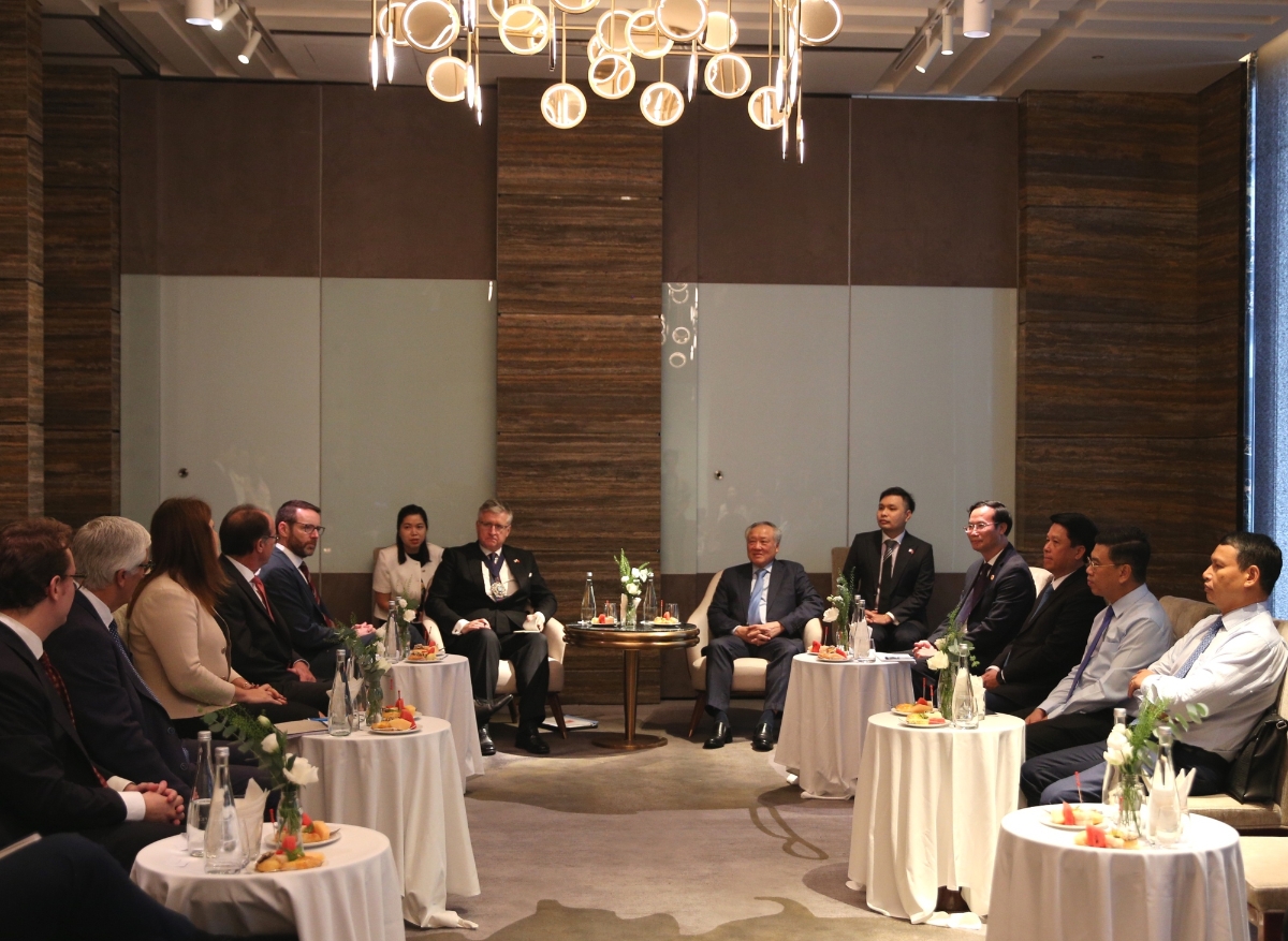 Phó Thủ tướng Thường trực Nguyễn Hòa Bình tiếp Thị trưởng khu Trung tâm Tài chính London Alastair King và các đại biểu dự Hội nghị - Ảnh: VGP/Nguyễn Hoàng