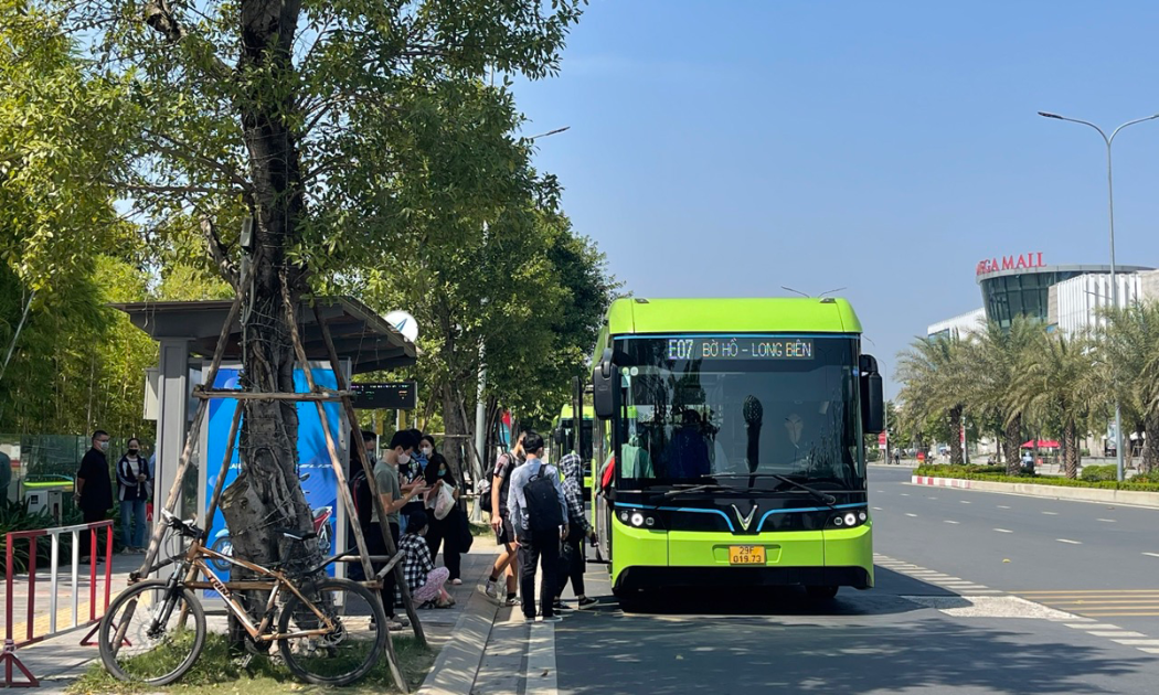 Để đạt được mục tiêu phát thải ròng bằng 0 vào năm 2050, Việt Nam cần có những bước đi mạnh mẽ hơn nữa trong việc cắt giảm phát thải trong lĩnh vực giao thông. Ảnh minh hoạ.