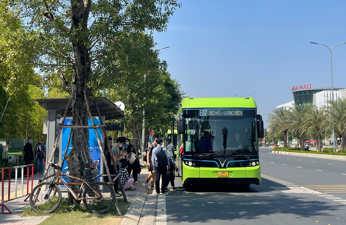 Để đạt được mục tiêu phát thải ròng bằng 0 vào năm 2050, Việt Nam cần có những bước đi mạnh mẽ hơn nữa trong việc cắt giảm phát thải trong lĩnh vực giao thông. Ảnh minh hoạ.