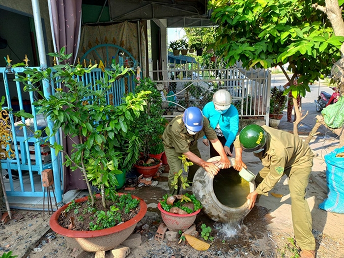 Ngành y tế thành phố khuyến cáo người dân chủ động diệt loăng quăng bằng cách loại bỏ vật chứa nước có thể là nơi muỗi vằn đẻ trứng. Ảnh minh họa
