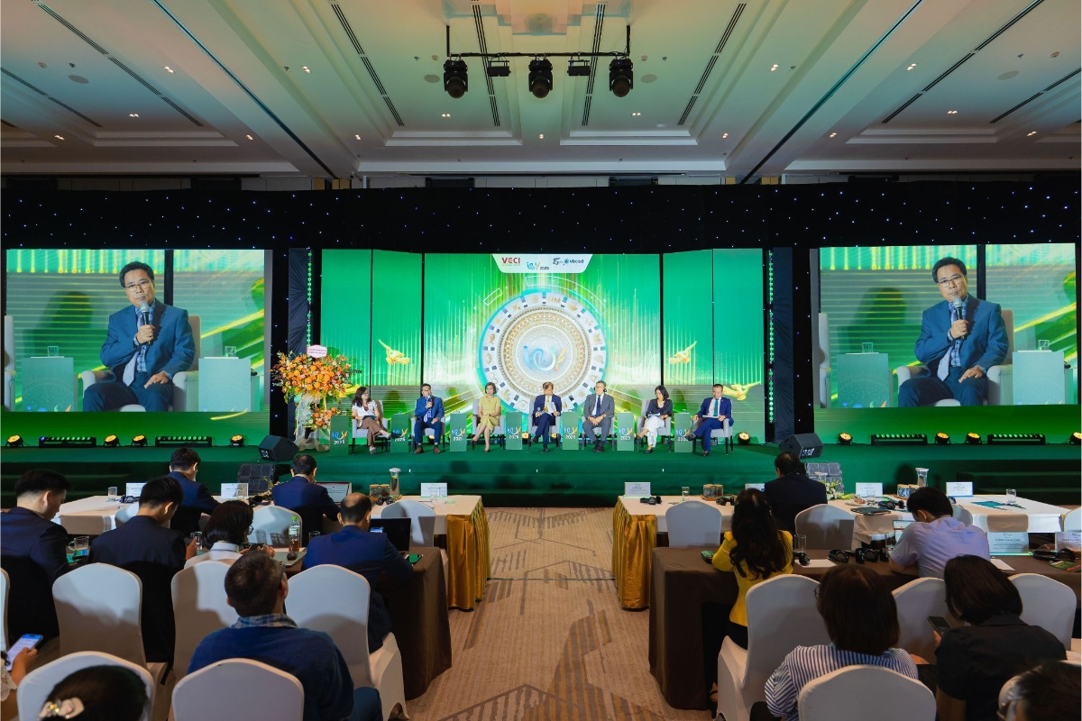 Ông Lê Hoàng Minh - Giám đốc điều hành sản xuất kiêm Trưởng dự án Net Zero của Vinamilk tại Diễn đàn Doanh nghiệp Phát triển bền vững Việt Nam (VCSF) lần thứ 12 (Ảnh: Minh Anh).