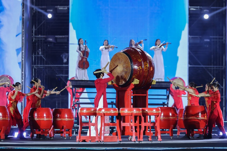 Tiết mục văn nghệ tại lễ bế mạc. Ảnh: VGP