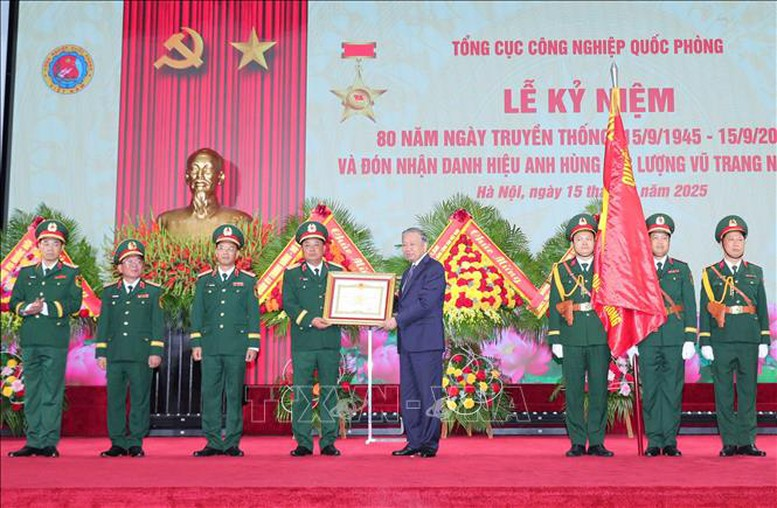 Tổng Bí thư trao tặng danh hiệu Anh hùng Lực lượng vũ trang nhân dân cho Tổng cục Công nghiệp quốc phòng . Ảnh: TTXVN