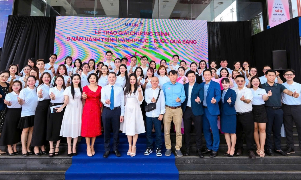 Lãnh đạo MB Life cùng các khách mời chụp ảnh lưu niệm tại Lễ Trao giải Chương trình