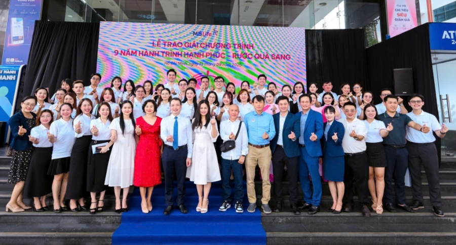 Lãnh đạo MB Life cùng các khách mời chụp ảnh lưu niệm tại Lễ Trao giải Chương trình "9 năm Hành trình hạnh phúc- Rước quà sang".