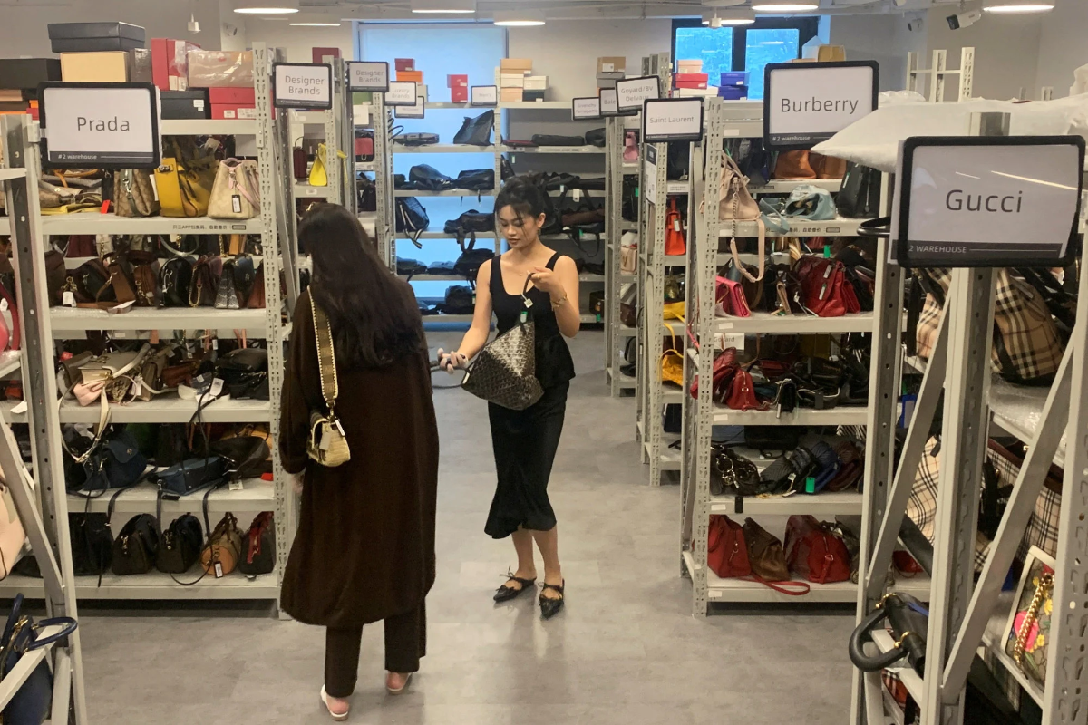 Các thuật toán truyền thông xã hội và văn hóa hashtag cũng tác động trực tiếp đến doanh số bán hàng hiệu cũ.