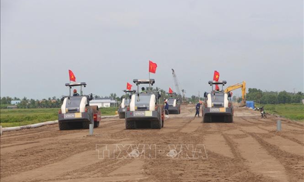 Các nhà thầu thi công trên đoạn cao tốc Cần Thơ - Cà Mau. Ảnh: TTXVN