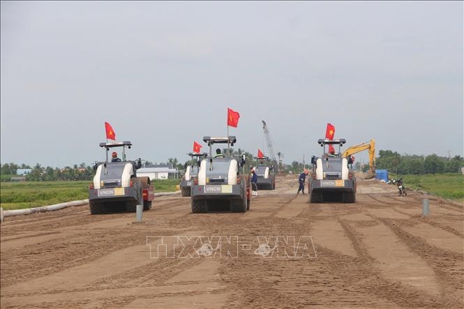 Các nhà thầu thi công trên đoạn cao tốc Cần Thơ - Cà Mau. Ảnh: TTXVN