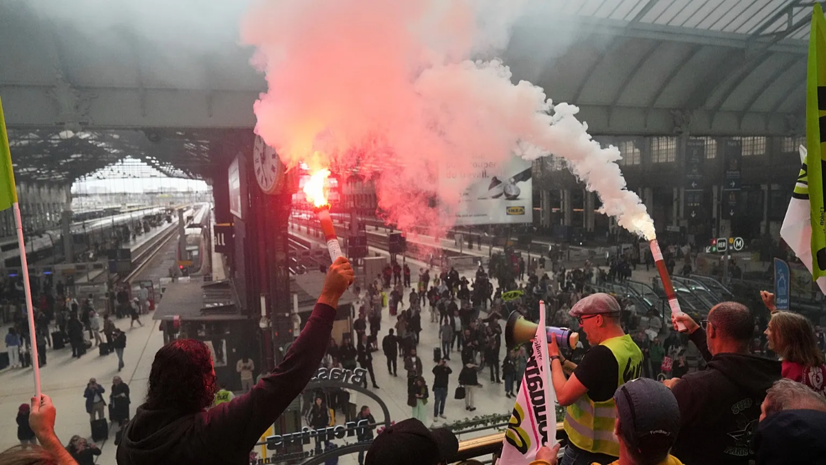 Hàng nghìn du khách và người dân đã mắc kẹt ở các nhà ga, sân bay trên khắp nước Pháp khi phong trào biểu tình 