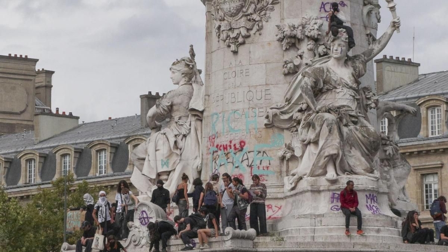 Các điểm du lịch nổi tiếng tại Paris (Pháp) hỗn loạn bởi phong trào biểu tình "Bloquons Tout".