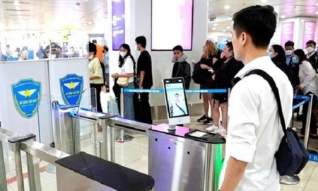 Hành khách thông qua qua công nghệ sinh trắc học. Ảnh minh họa
