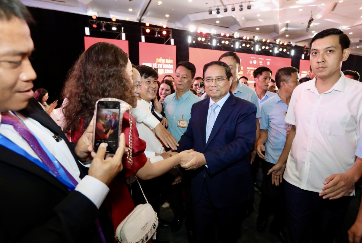 Thủ tướng Phạm Minh Chính giao lưu với đại diện cộng đồng doanh nghiệp Việt Nam tại sự kiện. Ảnh: Việt Dũng.