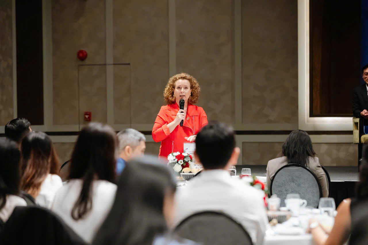 Bà Delphine Rousselet, Giám đốc Điều hành EuroCham Việt Nam chia sẻ tại diễn đàn.