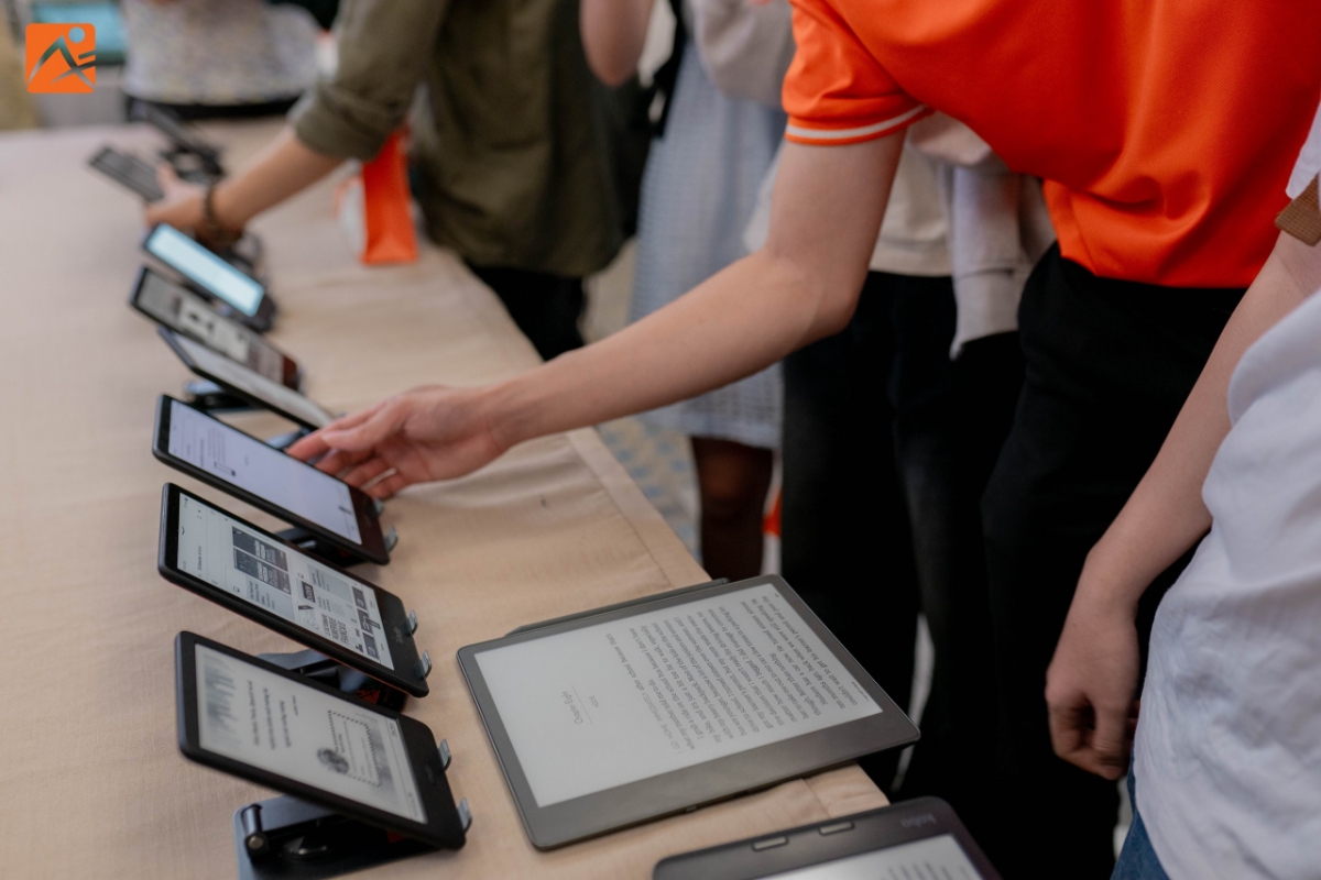 Ứng dụng ebook bản quyền cho máy đọc sách đầu tiên tại Việt Nam do Akishop và Alphabooks hợp tác phát triển.