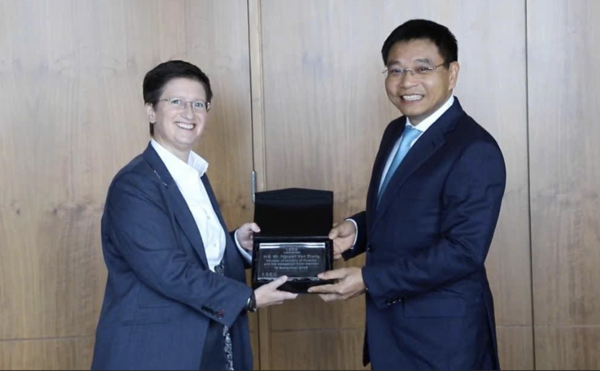 Bộ trưởng Tài chính Nguyễn Văn Thắng trao quà cho bà Julia Hoggett - Tổng Giám đốc, Sở Giao dịch Chứng khoán London. 