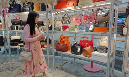 Sự tăng trưởng nhanh đồng thời đẩy mạnh nguồn cung trên thị trường hàng hiệu cũ. Ảnh: China Daily