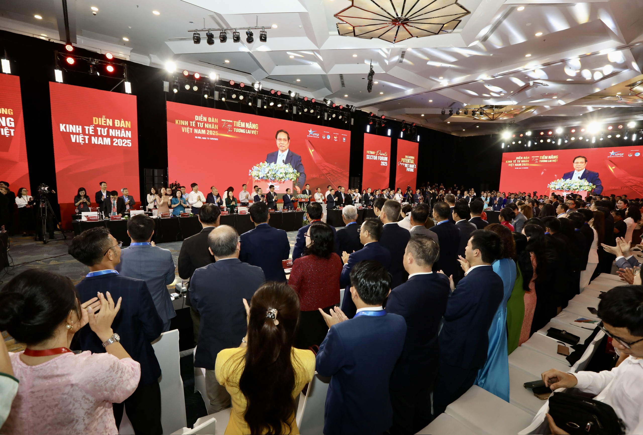 Toàn cảnh Phiên đối thoại cấp cao của Diễn đàn Kinh tế tư nhân Việt Nam 2025. Ảnh: Việt Dũng.