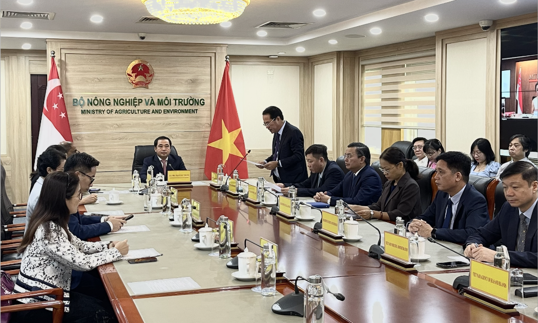 Lễ ký kết Thỏa thuận hợp tác giữa Bộ Nông nghiệp và Môi trường Việt Nam và Bộ trưởng Bộ Môi trường và Bền vững Singapore ngày 16/9 tại Hà Nội. Ảnh: Ngọc Lan