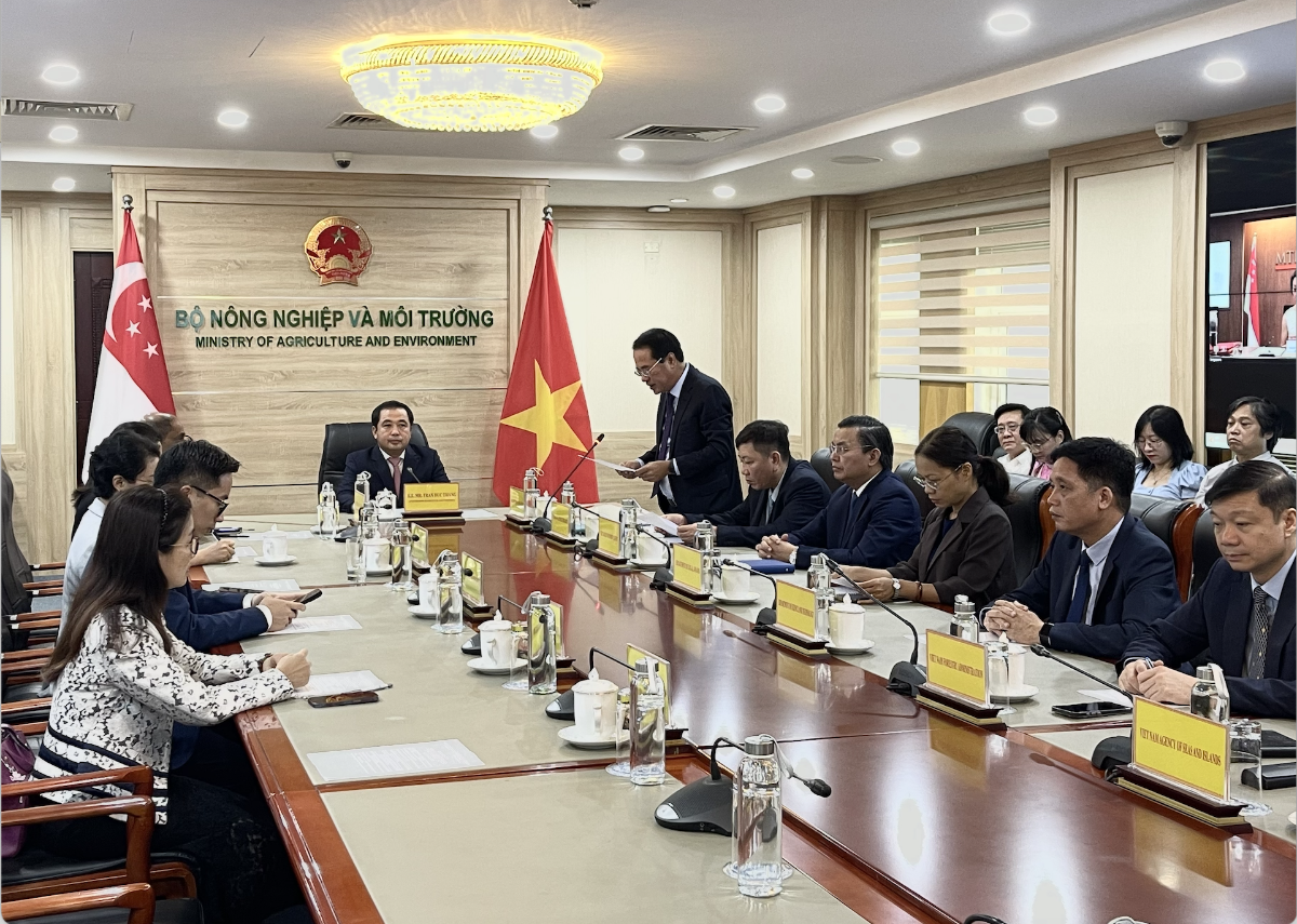 Lễ ký kết Thỏa thuận hợp tác giữa Bộ Nông nghiệp và Môi trường Việt Nam và Bộ trưởng Bộ Môi trường và Bền vững Singapore ngày 16/9 tại Hà Nội. Ảnh: Ngọc Lan