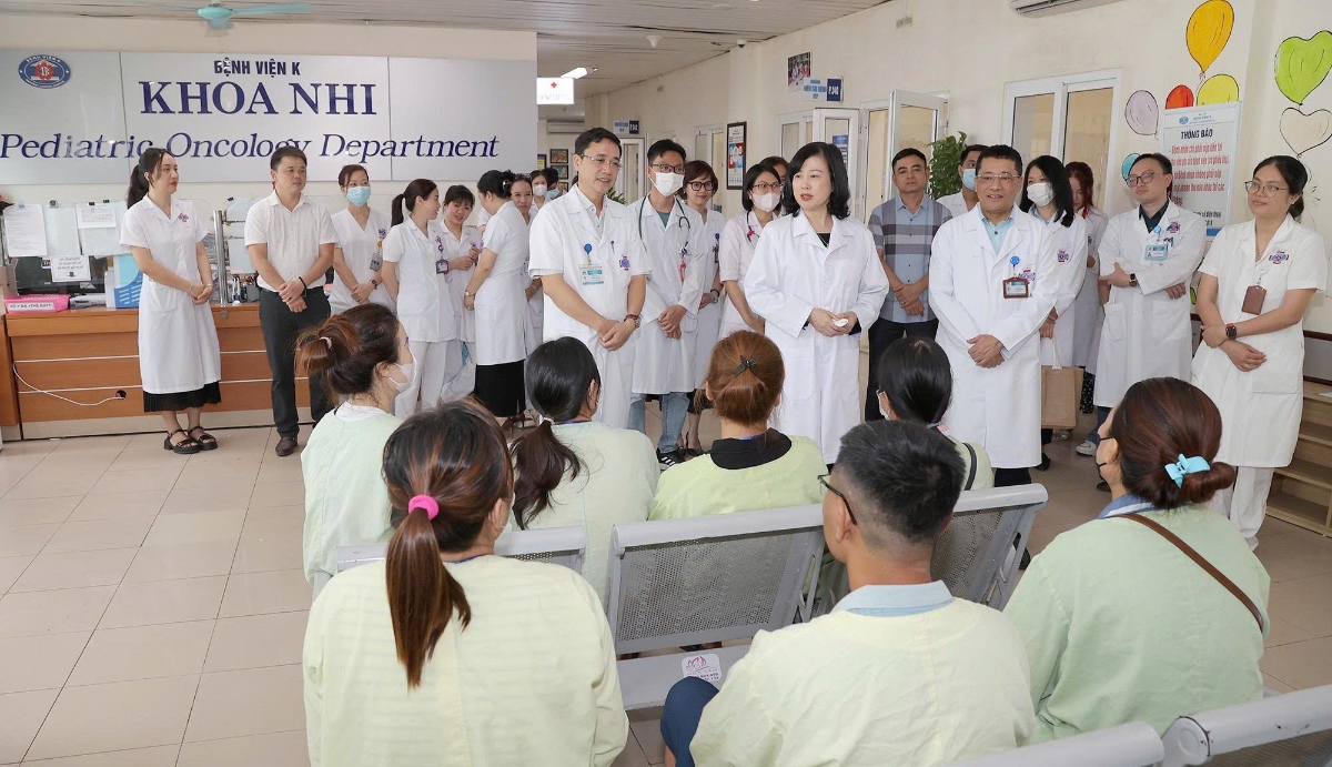 Bộ trưởng Đào Hồng Lan kiểm tra công tác khám chữa bệnh tại Bệnh viện K. Ảnh: Hà Quyên.