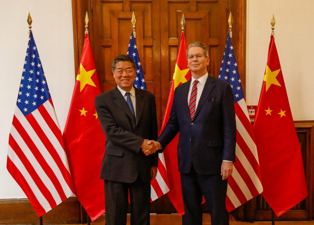 Bộ trưởng Tài chính Mỹ Scott Bessent và Phó Thủ tướng Trung Quốc Hà Lập Phong chụp ảnh trước khi bắt đầu vòng đàm phán tại Tây Ban Nha ngày 14/9 - Ảnh: Reuters