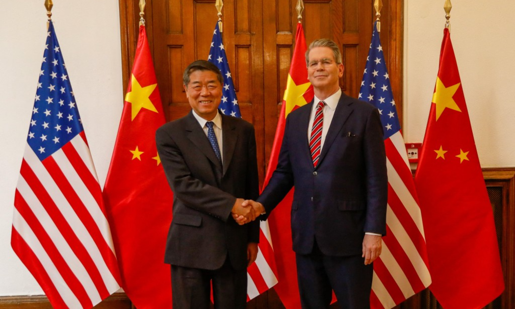 Bộ trưởng Tài chính Mỹ Scott Bessent và Phó Thủ tướng Trung Quốc Hà Lập Phong chụp ảnh trước khi bắt đầu vòng đàm phán tại Tây Ban Nha ngày 14/9 - Ảnh: Reuters