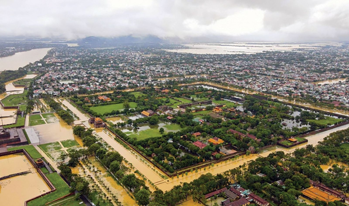 Trước tác động của biến đổi khí hậu, thời gian qua, nhiều đô thị đã và đang đối mặt với nguy cơ ngập lụt, sạt lở, xâm nhập mặn và sóng nhiệt đô thị.